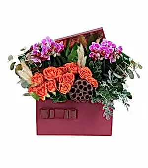Bordo Kutuda Mini Orkide Ve Çardak Güller