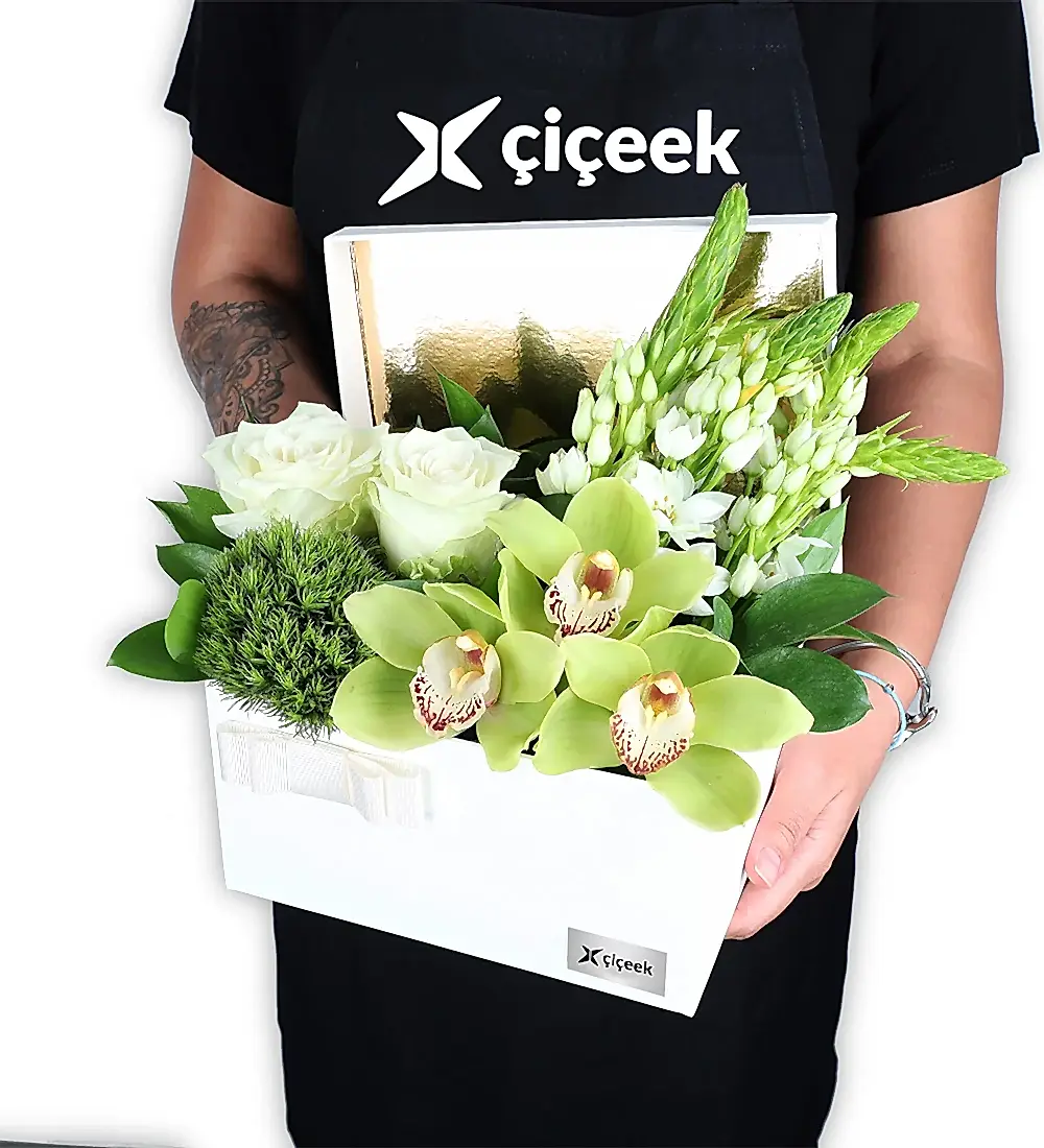 Beyaz Kutuda Beyaz Gül Ve Çiçek Aranjmanı Xl