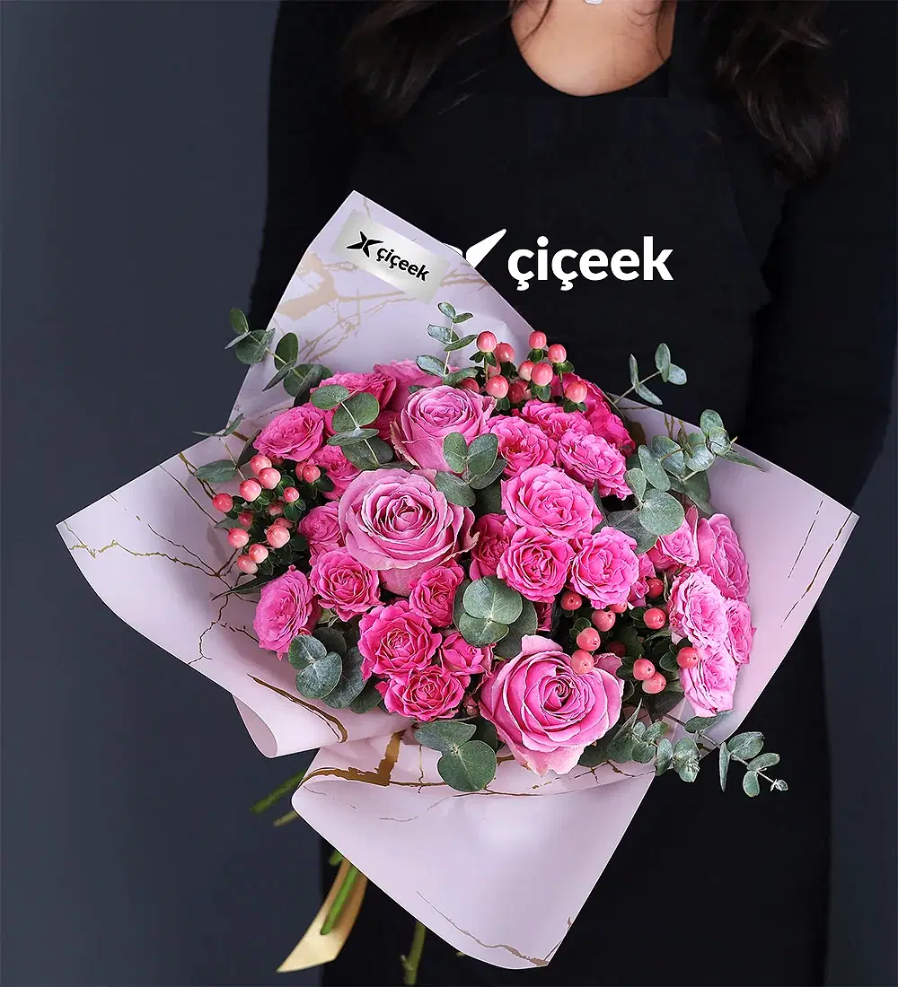 Happy Pembe Güllerden Çiçek Buketi